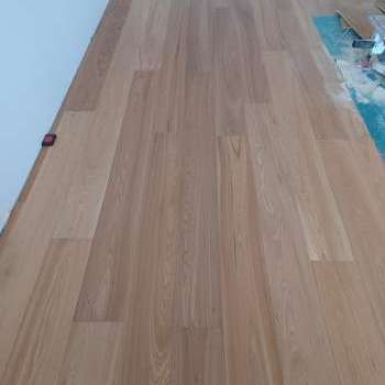 Parquet in olmo moderno verniciato naturalizzato